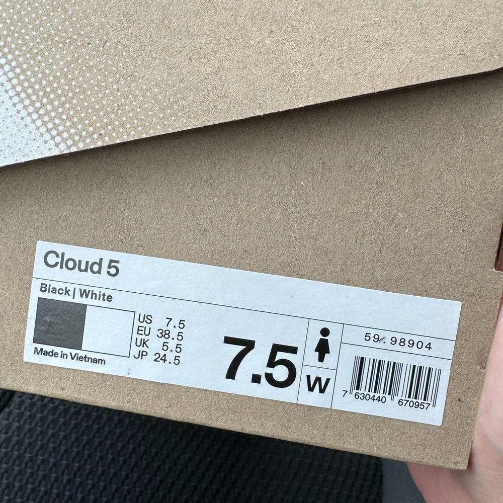 ON cloud 5 (size 7 1/2) shoes